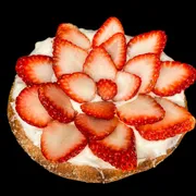 Doces: Esfiha Chocolate branco com morango TENTAÇÃO - Massa de esfiha com fubá, chocolate branco e morangos.