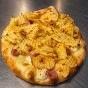 Esfihas salgadas: Esfiha Dos Deuses - Massa de esfiha com fubá, queijo mussarela, bacon em cubos, cream cheese e Batata Rufles