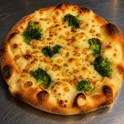 Esfihas salgadas: Esfiha Brócolis c/ Alho - Massa de esfiha com fubá, queijo mussarela, brócolis cozido e alho frito triturado