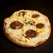 Doces: Esfiha Ouro Branco com chocolate branco - Massa de esfiha com fubá, chocolateao leite e ouro Branco.