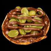 Doces: Esfiha Uva Verde Choco Preto - Massa de esfiha com fubá, chocolate ao leite e uva verde