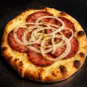 Esfihas salgadas: Esfiha Calabresa Fatiada c/ Cebola e Queijo - Massa de esfiha com fubá, mussarela, Calabresa Fatiada e Cebola fatiada