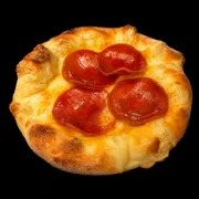 Esfihas salgadas: Esfiha Pepperoni - Massa de esfiha com fubá, queijo mussarela e pepperoni fatiado