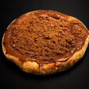 Doces: Esfiha Ovomaltine com chocolate preto - Massa de esfiha com fubá, chocolate ao leite e ovomaltine