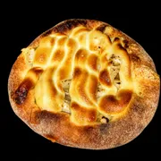 Doces: Esfiha Abacaxi Nevado - Massa de esfiha com fubá, queijo mussarela, abacaxi e chocolate branco flambado.