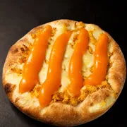 Esfihas salgadas: Esfiha Frango c/ Cheddar - Massa de esfiha com fubá, queijo mussarela, frango desfiado e cheddar cremoso.
