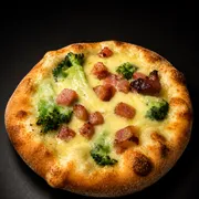 Esfihas salgadas: Esfiha Brócolis c/ Bacon - Massa de esfiha com fubá, queijo mussarela, brócolis cozido e bacon em cubos