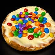 Doces: Esfiha Confete com Chocolate branco - Massa de esfiha com fubá, chocolate branco e confete.