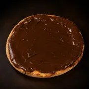Doces: Esfiha Chocolate Preto - Massa de esfiha com fubá, Chocolate ao leite.