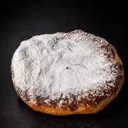 Doces: Esfiha Ninho com avelã - Massa de esfiha com fubá, chocolate avelã e leite Ninho