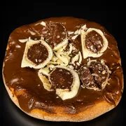 Doces: Esfiha Ouro Branco - chocolate preto - Massa de esfiha com fubá, chocolate branco e ouro Branco.