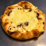 Esfihas salgadas: Esfiha Costela c/ Catupiry - queijo mussarela, costela desfiada e requeijão(sem amido).