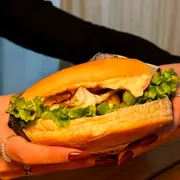 Lanches: X-Egg - Lanches (Ingredientes: Alface, Ervilha, Maionese caseira, Milho, Presunto, Queijo, Tomate, Hamburguer, Ovo)