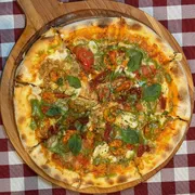 Salgadas: Pescatore - Pizza GG (Ingredientes: Atum, Camarão, Champignon, Molho de Tomate, Molho Pesto, Mussarela, Orégano, Tomate Cereja, Tomate Seco)