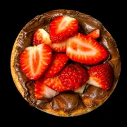 Doces: Esfiha Chocolate preto com morango SENSAÇÃO - Massa de esfiha com fubá, chocolate ao leite e morangos.