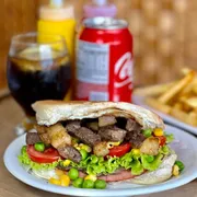 Xis: Xis Picanha - Xis Grande (Ingredientes: Picanha, Hambúrguer, Presunto, Queijo, Milho, Ervilha, Ovo, Alface, Tomate)