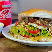 Xis: Xis da Casa Especial - Xis Grande (Ingredientes: Presunto, Queijo, Milho, Ervilha, Coração, Bacon, Ovo, Alface, Tomate, Batata Palha)