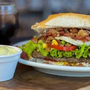 Xis: Xis Bacon - Xis Grande (Ingredientes: Bacon, Presunto, Queijo, Milho, Ervilha, Ovo, Alface, Tomate, Hambúrguer)