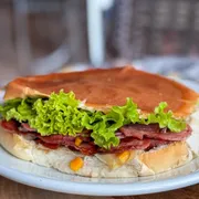 Xis: Xis Calabresa - Xis Grande (Ingredientes: Calabresa, Presunto, Queijo, Milho, Ervilha, Ovo, Alface, Tomate)