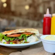 Xis: Xis Burguer - Xis Grande (Ingredientes: Hambúrguer, Presunto, Queijo, Milho, Ervilha, Ovo, Alface, Tomate)