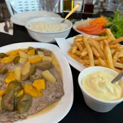 Filés: Filé Frutado - 1/2 Filé - 1 Pessoa (Ingredientes: Arroz, Filé mignon, Fritas, Frutas, Salada)