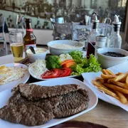 À La Minuta: 1/2 À La Minuta com Coxão Mole - À La Minuta (Ingredientes: 2 Bifes de coxão mole, Arroz, Feijão, Fritas, Ovo, Salada)