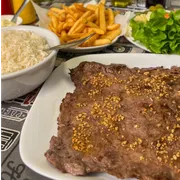 Filés: Filé ao Alho e Óleo - 1/2 Filé - 1 Pessoa (Ingredientes: Alho, Arroz, Filé mignon, Fritas, Óleo, Salada)