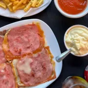Filés: Bauru da Casa - 1/2 Filé - 1 Pessoa (Ingredientes: Arroz, Filé mignon, Fritas, Molho de tomate, Presunto, Queijo, Salada)