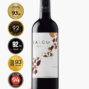 Chile: Calcu Gran Reserva Malbec 750ml - Região: Colchagua, Chile|Uvas: 85% Malbec e 15% Petit Verdot |Teor Alcoólico: 13,5% |Envelhecimento: 12 meses em barris de carvalho Francês. | Consumo: 16°C e 18°C.|Harmonização: Carnes vermelhas, queijos duros e maduros