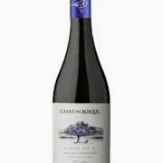 Chile: Casas del Bosque Pinot Noir 750ml - Região: Valle de Rapel, Chile |Uvas: Pinot Noir |Graduação alcoólica: 13% |Consumo: 16°C à 18°C |Harmonização: Carnes vermelhas, queijos e massas.