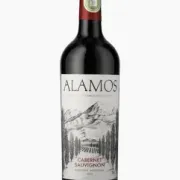 Argentina: Alamos Cabernet Sauvignon 750ml - Região: Mendoza (Valle de Uco), Argentina.|Uvas: Cabernet Sauvignon (principal), podendo conter pequenos cortes de Bonarda e Cabernet Franc.|Teor alcoólico: 13%|Consumo: 16–18 °C.|Harmonização: Carnes vermelhas grelhadas, churrasco, cordeiro, massas com molhos encorpados, hambúrgueres e queijos curados.|Envelhecimento: 6 a 9 meses em barricas de carvalho francês.