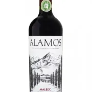 Argentina: Alamos Malbec - Região: Mendoza (Valle de Uco), Argentina.|Uvas: Malbec|Teor alcoólico: 13%|Consumo: 15–17 °C.|Harmonização: Carnes vermelhas grelhadas, churrasco, cordeiro, massas com molhos intensos, empanadas argentinas e queijos curados.| Envelhecimento: Maturação por alguns meses em barricas de carvalho francês e americano.