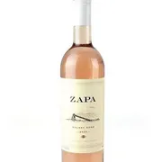 Argentina: Zapa Malbec Rose 750ml - Região: San Martín, Mendoza, Argentina.|Uvas: 100% Malbec.|Teor alcoólico: 13–13,5%.|Consumo: 8–10 °C.|Harmonização: Aperitivos, frutos do mar, peixes, saladas, carnes brancas temperadas, sushi e pratos leves.|Envelhecimento: Sem passagem por barricas; é um vinho jovem, elaborado para preservar frescor e aromas frutados.
