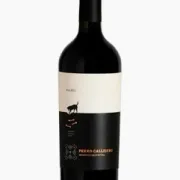 Argentina: Perro Callejero Blend Malbec 750ml - Região: Mendoza, Argentina.|Uvas: 100% Malbec |Teor alcoólico: 13,5–14%.| Consumo: 16–18 °C.| Harmonização: Carnes vermelhas grelhadas, churrasco, hambúrgueres, massas com molhos encorpados, empanadas e queijos semiduros.|Envelhecimento: Aproximadamente 6 meses em barricas de carvalho