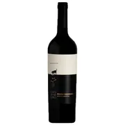 Argentina: Perro Callejero Cabernet Franc 750ml - Região: Mendoza, Argentina. |Uvas: 100% Cabernet Franc |Teor alcoólico:14%.| Consumo: 16–18 °C.|Harmonização: Carnes vermelhas grelhadas, cordeiro, churrasco, massas com molhos intensos, cogumelos, embutidos e queijos curados.|Envelhecimento: Aproximadamente 6 meses em barricas de carvalho (podendo variar conforme a safra