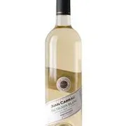 Uruguai: Juan Carrau Sauvignon Blanc 750ml - Região: Las Violetas, Canelones, Uruguai. | Uva: Sauvignon Blanc.|Envelhecimento: Sem envelhecimento em madeira. Vinho jovem, fermentado em tanques de aço inoxidável com temperatura controlada.|Consumo: 10 °C.|Teor Alcoólico: 12,5% |Harmonização: Frutos do mar, peixes, saladas, verduras, carnes brancas (frango e peru), pratos com vinagretes suaves e como aperitivo.