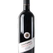 Uruguai: Juan Carrau Cabernet Sauvignon 750ml - Região: Las Violetas, Canelones, Uruguai.|Uva: Cabernet Sauvignon| Envelhecimento: Sem passagem por barricas de carvalho. Vinho jovem, fermentado em tanques de aço inoxidável com temperatura controlada.| Consumo: 15 °C.|Teor Alcoólico: 13%.|Harmonização: Empanadas, ensopados, carnes grelhadas, massas com molhos à base de tomate e queijos de média cura.