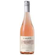 Uruguai: Pinot Rosé de Corte - Região: Garzón, Maldonado, Uruguai.|Uvas: Corte elaborado principalmente com Pinot Noir e Pinot Gris |Envelhecimento: Vinho jovem, sem passagem por barricas de carvalho. Elaborado em tanques de aço inoxidável, com breve contato sobre as borras finas (sur lie) para ganho de textura e frescor.|Consumo: 8 °C a 10 °C.|Teor Alcoólico: Aproximadamente 12,5% a 13%|Harmonização: Aperitivos, saladas, sushi, ceviches, frutos do mar