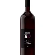 Uruguai: ED Tannat - Região: Pueblo Edén, Maldonado, Uruguai.|Uva: Tannat|Envelhecimento: 18 meses em tanques de concreto italiano sem revestimento interno de epóxi, preservando a expressão da fruta e do terroir.|Consumo: 16 °C a 18 °C.|Teor Alcoólico: 14,5% |Harmonização: Churrasco, carnes vermelhas grelhadas, cordeiro, carnes de longa cocção.