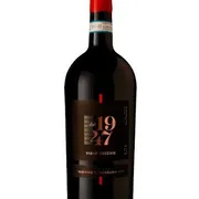 Itália: 1947 - Região: Puglia (Apúlia), Itália|Uva: Primitivo.|Envelhecimento: Amadurecimento em barricas de carvalho por período moderado, buscando equilíbrio entre fruta madura e notas de madeira.| Consumo: 16 °C a 18 °C.|Teor Alcoólico: 14,5% | Harmonização: Carnes vermelhas grelhadas ou assadas, churrasco, massas com molhos intensos, ragus, pizzas, embutidos, charcutaria e queijos curados.