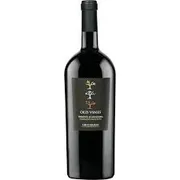 Itália: Old Vines Luccarelli 750ml - Região: Puglia (Apúlia), Itália.| Uva: Primitivo (proveniente de vinhas velhas, característica do rótulo “Old Vines”).| Envelhecimento: 12 meses em barricas de carvalho francês e americano, de primeiro e segundo uso, seguido de afinamento em garrafa.|Consumo: 16 °C a 18 °C. | Teor Alcoólico: 14% a 14,5% | Harmonização: Carnes vermelhas grelhadas ou assadas, churrasco, cordeiro, ossobuco, massas com ragu, lasanhas, pizzas de sabores intensos, charcutaria e queijos duros/maturados.