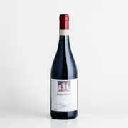 Itália: Bera Barbaresco 750ml - Região: Piemonte, Itália.| Uva: Nebbiolo.|Envelhecimento: Amadurecimento em madeira (carvalho), seguido de evolução em garrafa antes da comercialização. O tempo exato pode variar conforme a safra; o Barbaresco DOCG segue regras de envelhecimento mínimo da denominação.|Consumo: 16 °C a 18 °C.| Teor Alcoólico:14%|Harmonização: Carnes vermelhas assadas ou cozidas, ossobuco, cordeiro, risotos de cogumelos, massas com molhos intensos, trufas, caça e queijos maturados.
