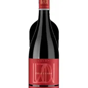 Espanha: Luzón Colección Monastrell Roble 750ml - Região: Jumilla D.O. Espanha| Uva: Monastrell| Envelhecimento: Breve passagem por barricas de carvalho, com o objetivo de agregar notas de baunilha, especiarias e maior estrutura, mantendo a expressão frutada da uva.| Teor Alcoólico: 14%| Harmonização: Carnes vermelhas grelhadas, churrasco, cordeiro, hambúrgueres artesanais, embutidos, massas com molhos encorpados, pratos com especiarias e queijos curados.