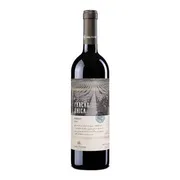 Brasil: Fração Única Merlot 750ml - Região: Vale dos Vinhedos / Serra Gaúcha, Brasil | Uva: Merlot | Envelhecimento: Pode apresentar passagem por barricas de carvalho e afinamento em garrafa, contribuindo com notas de especiarias, baunilha e maior estrutura ao vinho | Teor Alcoólico: Aproximadamente 13%| Harmonização: Carnes vermelhas grelhadas, massas com molhos de tomate ou ragu, risotos, pizzas artesanais, aves assadas, embutidos e queijos de média cura.