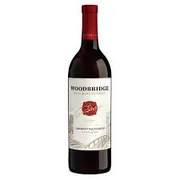 Califórnia: Woodbridge Cabernet Sauvignon 750ml - Região: Califórnia (Lodi), Estados Unidos | Uva: Cabernet Sauvignon | Envelhecimento: Curto estágio em barricas de carvalho francês e americano | Teor Alcoólico: 13,5% | Harmonização: Carnes vermelhas grelhadas, churrasco, massas com molho à bolonhesa, risotos, charcutaria e queijos maturados.