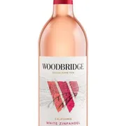 Califórnia: Woodbridge White Zinfandel 750ml - Região: Califórnia, Estados Unidos | Uva: Zinfandel|Envelhecimento: Sem passagem por madeira, amadurecido em tanques de inox|Teor Alcoólico: 9,5%|Harmonização: Saladas, frutos do mar, comida levemente picante, aperitivos, canapés, frutas frescas e sobremesas à base de frutas ou chocolate branco