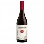 Califórnia: Woodbridge Pinot Noir 750ml - Região: Califórnia (Lodi), Estados Unidos | Uva: Pinot Noir | Envelhecimento: Curto estágio em barricas de carvalho francês e americano | Teor Alcoólico: 13,5% | Harmonização: Aves, salmão grelhado, carnes suínas, massas com molhos leves, risotos de cogumelos e queijos de média cura.