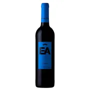 Portugal: EA Tinto 750ml - Região: Alentejo, Portugal| Uva: Trincadeira, Aragonez e Alicante Bouschet | Envelhecimento: Estágio em cubas de inox e breve passagem por madeira, com amadurecimento em garrafa antes da comercialização | Teor Alcoólico: 14% | Harmonização: Carnes vermelhas grelhadas, cordeiro, caça, churrasco, pratos de forno, massas com molhos intensos e queijos curados.