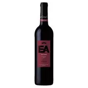 Portugal: EA Trincadeira 750ml - Região: Alentejo, Portugal | Uva: Trincadeira| Envelhecimento: Geralmente sem passagem por madeira ou com breve estágio em carvalho, amadurecimento em garrafa | Teor Alcoólico: 13% a 14% | Harmonização: Carnes grelhadas, cordeiro, embutidos, pratos de caça, massas com molhos de tomate, arroz de pato e queijos curados.