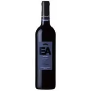 Portugal: EA Aragonez 750ml - Região: Alentejo, Portugal|Uva: Aragonez (100%) | Envelhecimento: Pode variar conforme o produtor; normalmente amadurece em tanques de inox, podendo passar por barricas de carvalho para versões de maior estrutura | Teor Alcoólico: 13% a 14,5% | Harmonização: Carnes vermelhas grelhadas, cordeiro, embutidos, pratos de forno, massas com molhos encorpados, risotos e queijos curados.